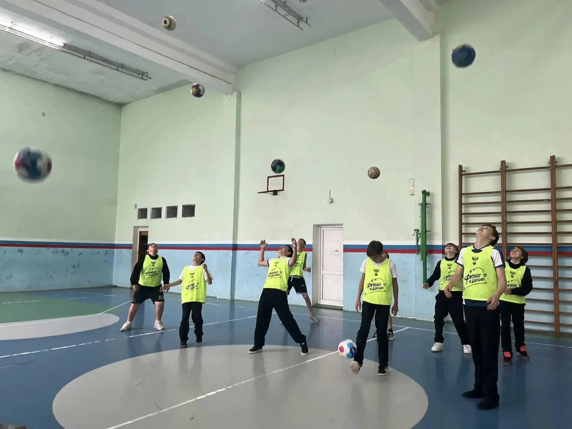 ⚽️ Флешмоб удался на славу! ⚽️Сегодня наша школа превратилась в большую футбольную площадку: ученики