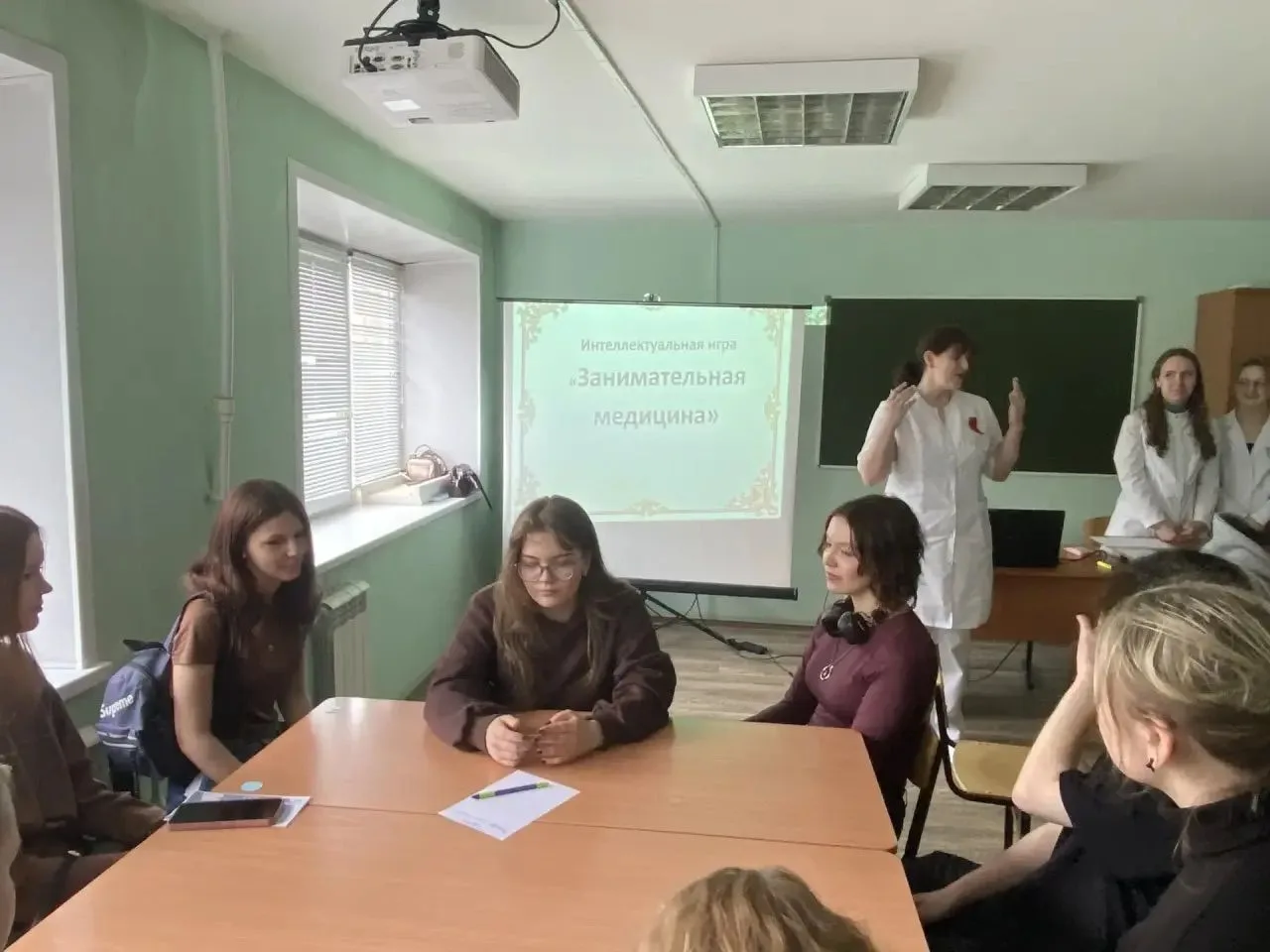 📌 Профориентация в действии! Старшеклассники нашей школы посетили День открытых дверей в Кузбасском 