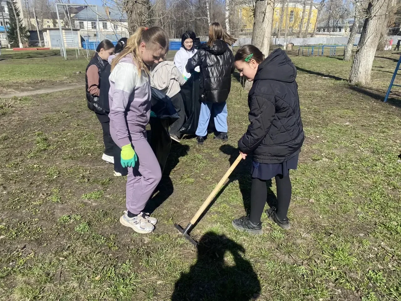 🧹 Субботник — дело доброе и нужное!  Второй день в 1 и 2 корпусе нашей школы все дружно выходят  на 