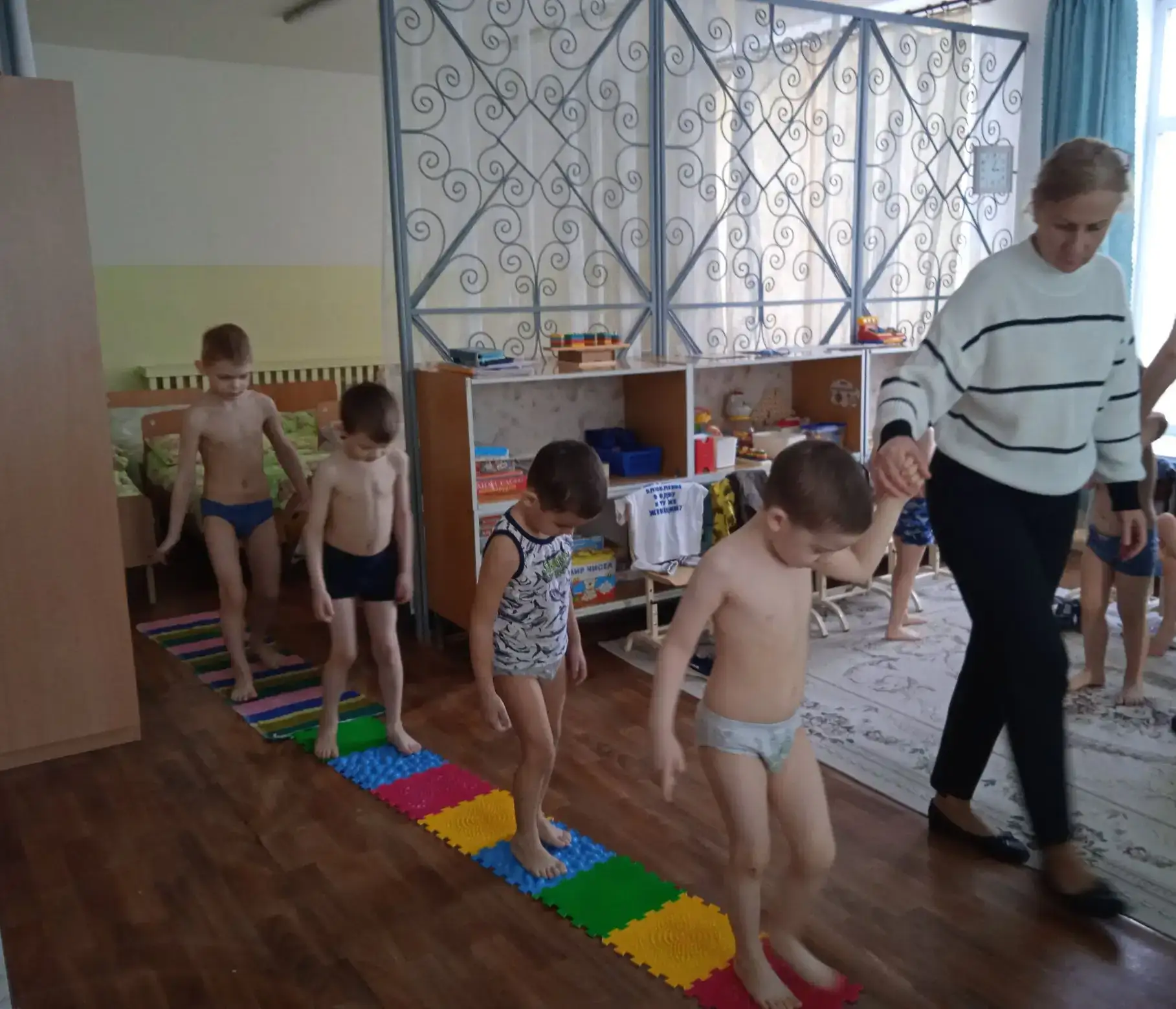 В нашем детском саду активно с детьми проводят режимный момент "Закаливание после дневного сна". «За