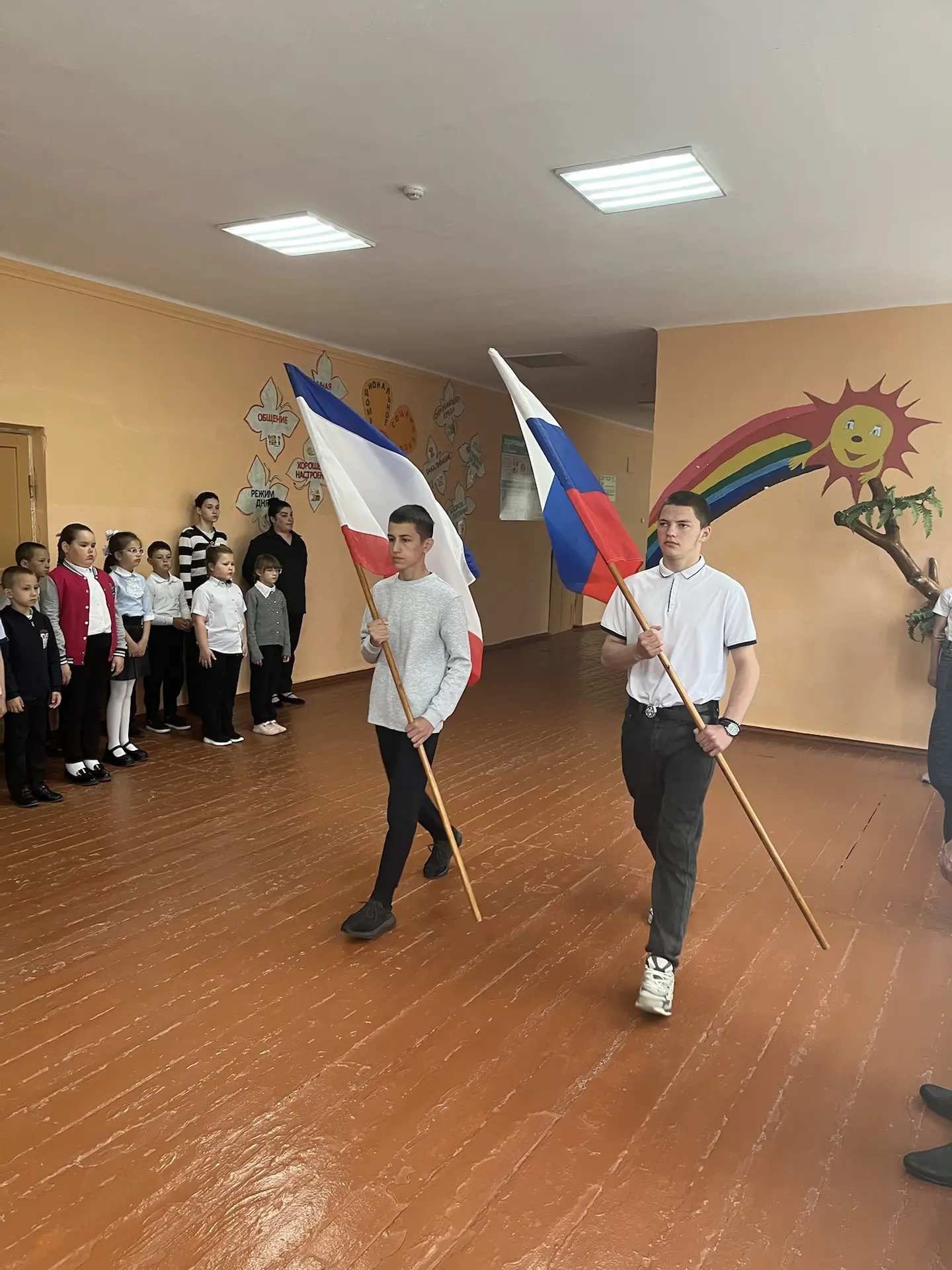 В нашей школе прошла очередная еженедельная линейка! 🌟