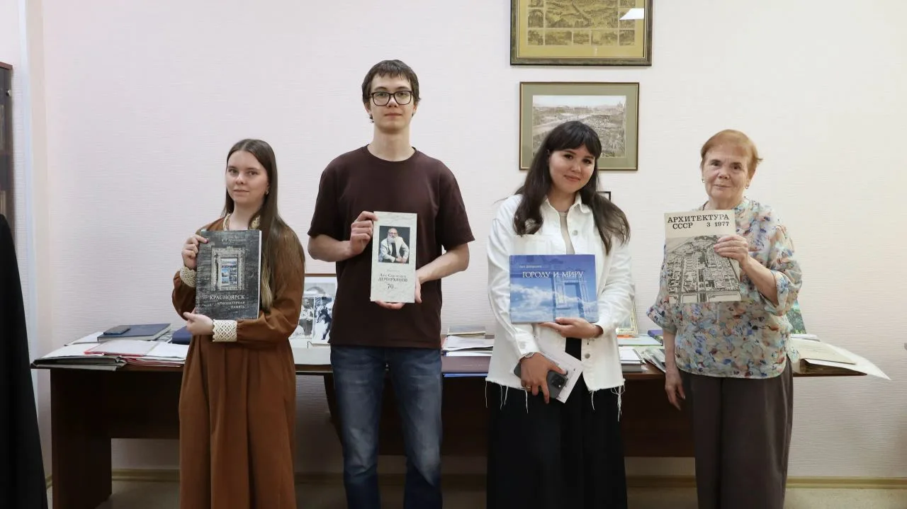 ⚡На экскурсию в Красноярский городской архив

#СохранимНаследиеВместе

〰

☀Сотрудники Службы и Центр