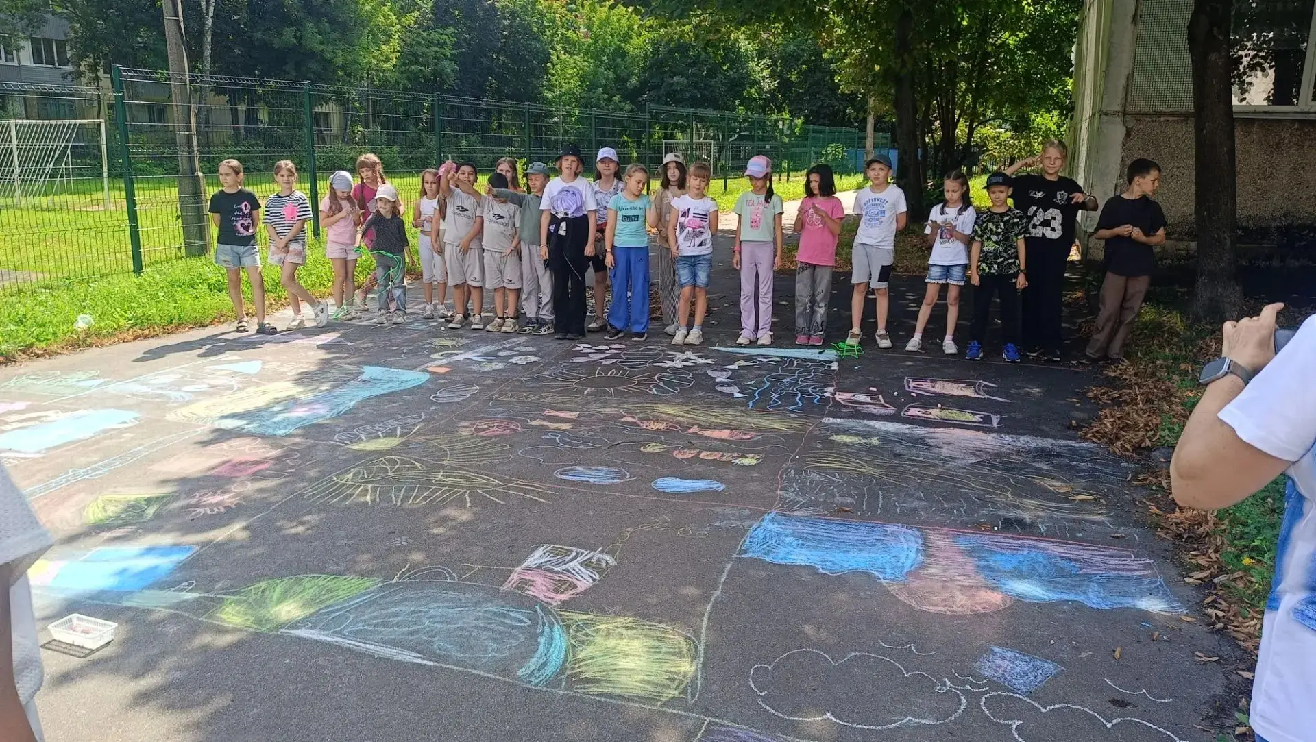 Мелки,  солнце и улыбки.

Наш младший отряд рисовал «Лучший день в лагере». 
Ребята получили важное 