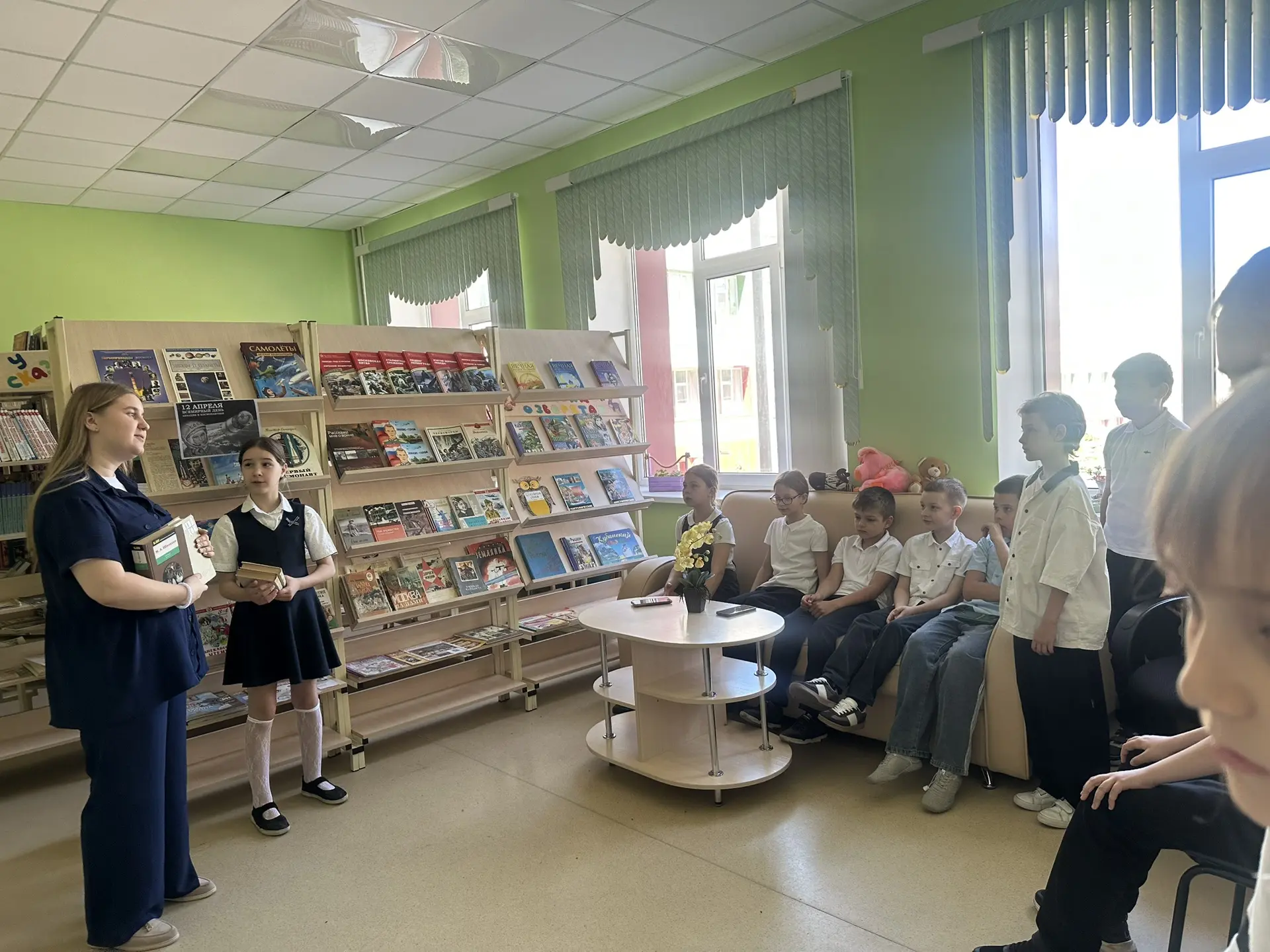 📚Литературная выставка «Шолоховский уголок»  Советники директора по воспитанию организовали в школьн