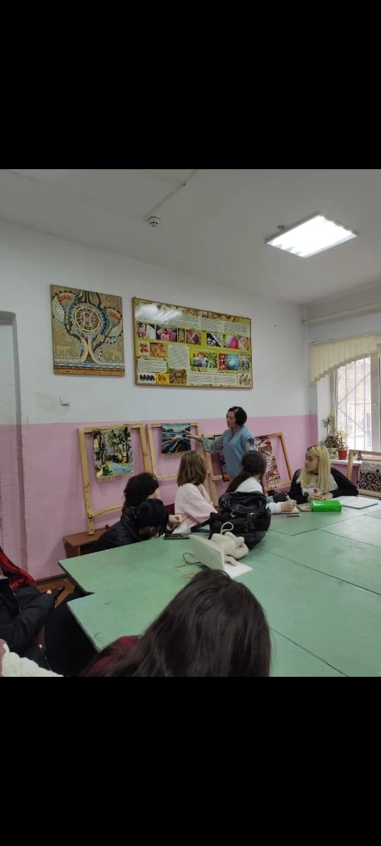 Альбина Маммаева, преподаватель Дагестанского художественного училища им. М. А. Джемала, провела мас