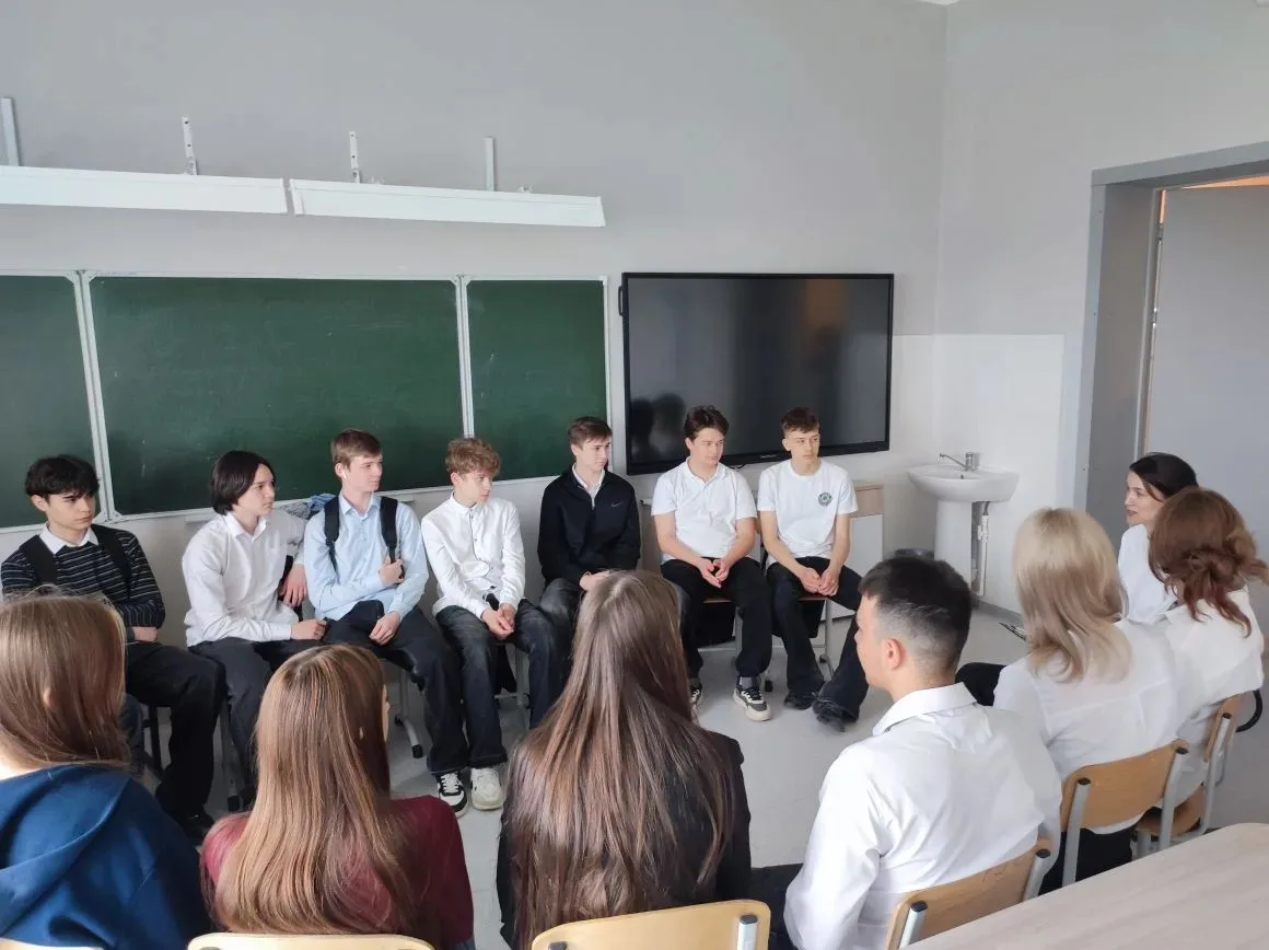 Сегодня для 9-классников прошёл полезный тренинг с психологом! 🧠  Ребята разобрались, что такое трев