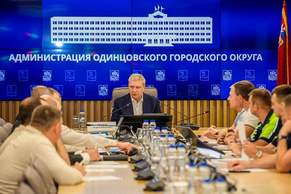 Провёл совещание с профильными службами по ремонту и содержанию дорог в округе. 

Развитие дорожной 