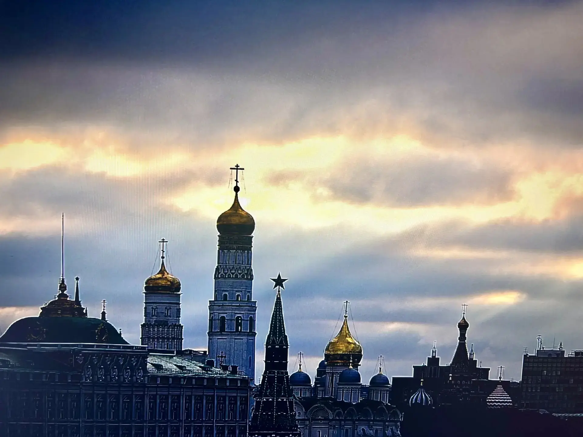 Ранее утро 17 июня в центре Москвы. Небо частично закрывают  слотсто-кучевые облака (Sc).