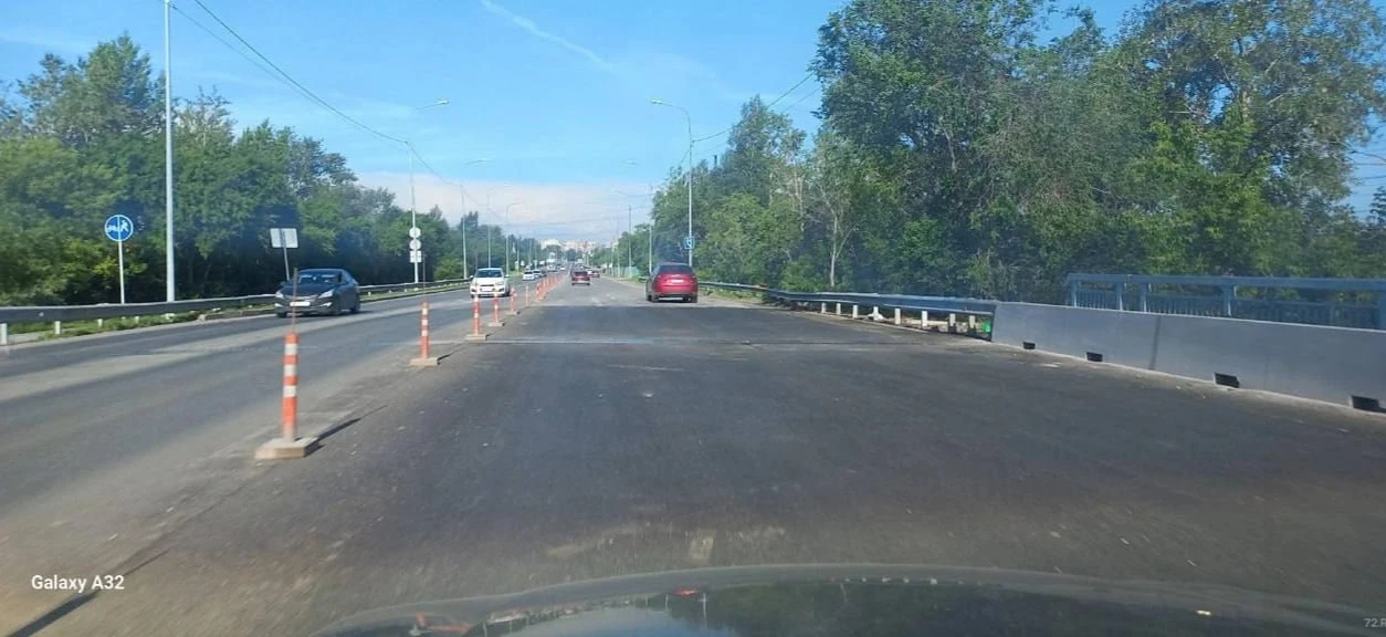 🚘 Движение открыли по новому мосту на улице Дамбовской через озеро Оброчное

Ранее движение там шло