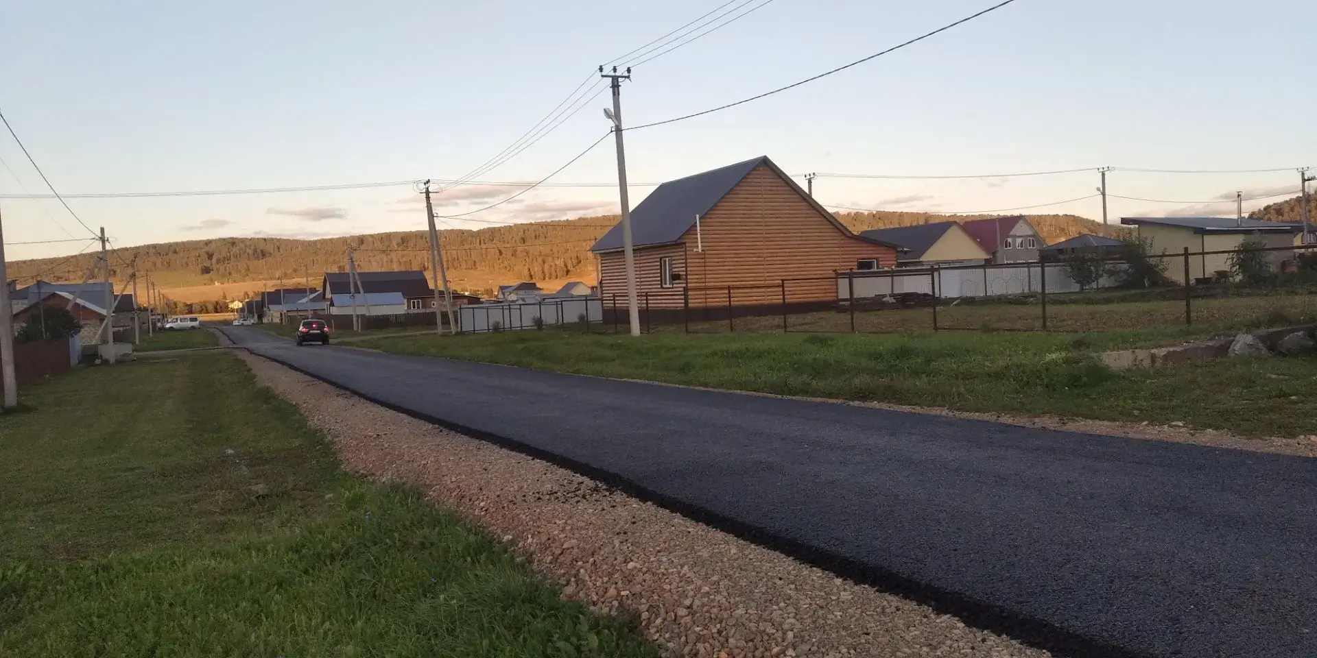 👍Малаяҙ ауылының Көньяҡ-көнсығыш микрорайонының яңы урамдарына асфальт һалыу дауам итә.