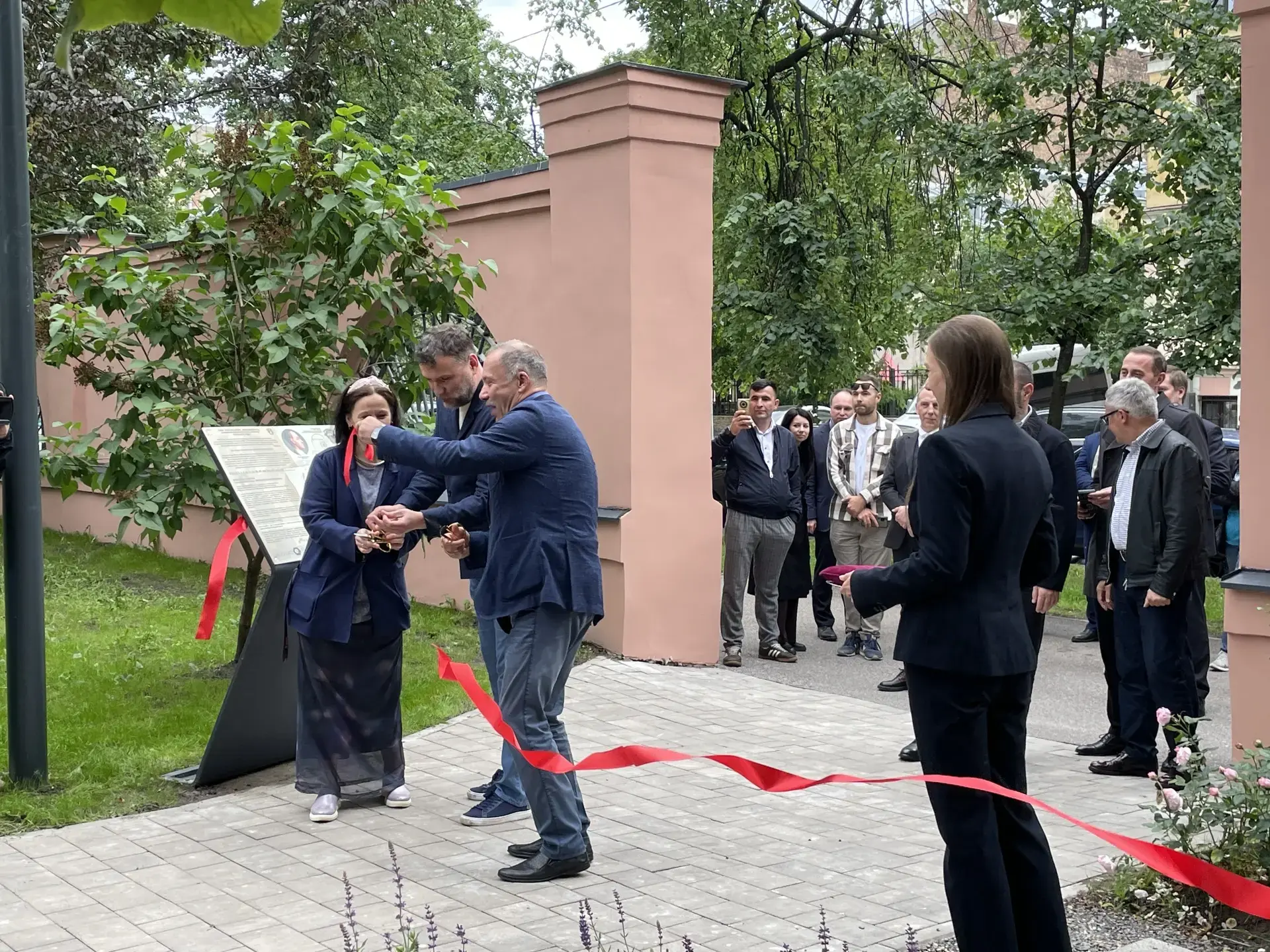 📐 Формула уюта: на 10-й линии Васильевского острова открыли сквер великого математика Леонарда Эйле