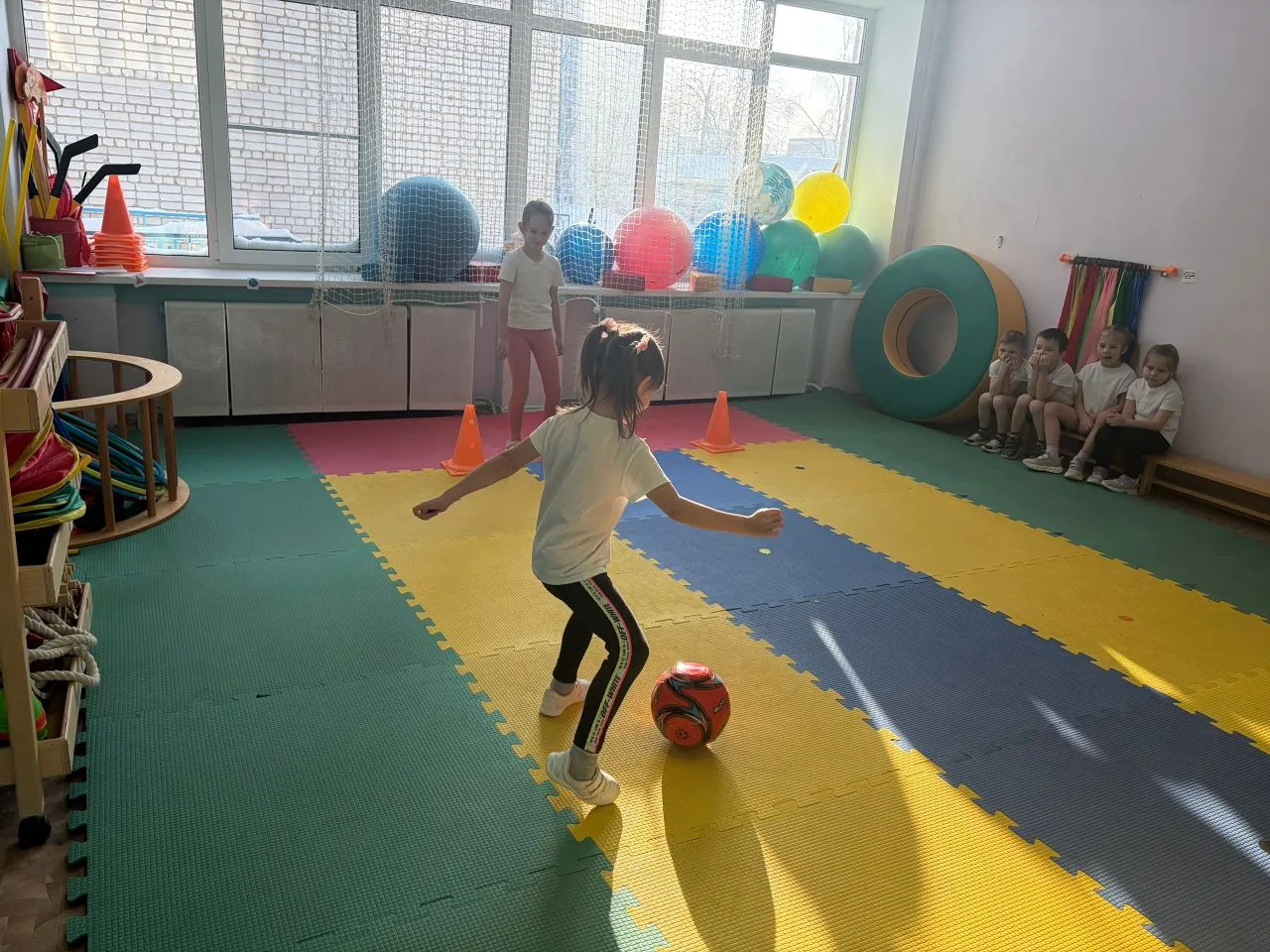 Футбол— это увлекательная командная игра, адаптированная для детей, которая развивает физические кач