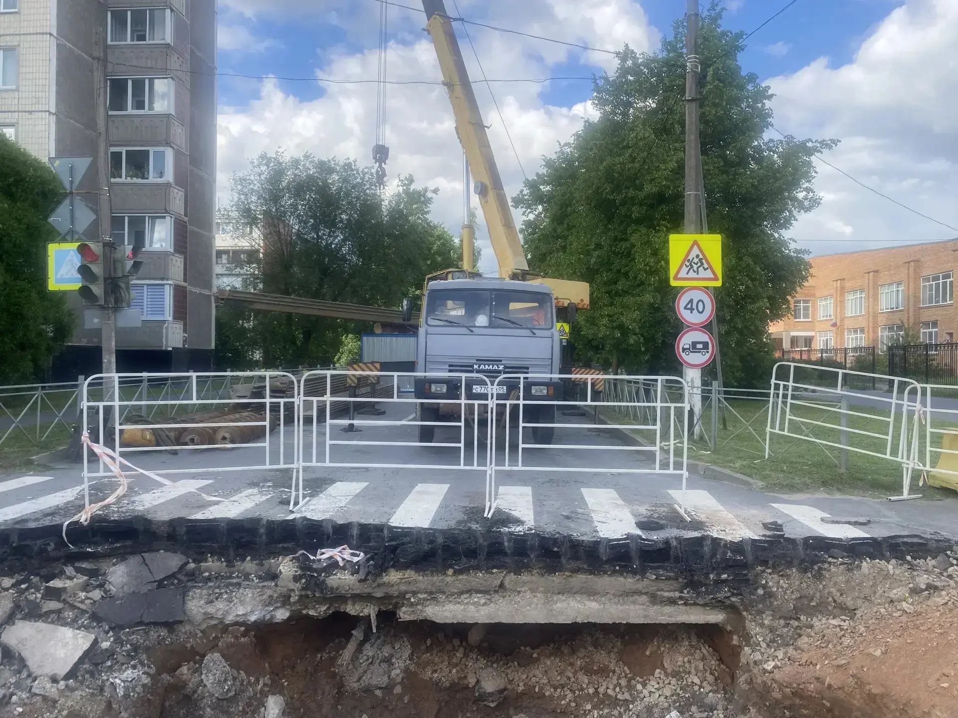 "С сегодняшнего дня началась активная работа по восстановлению провала на перекресте ул. Нефтехимико