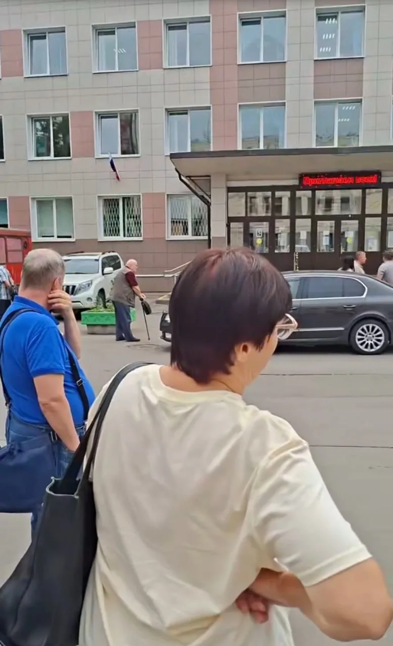 43-я поликлиника по Ленинскому проспекту, всех попросили выйти, что-то проверяют