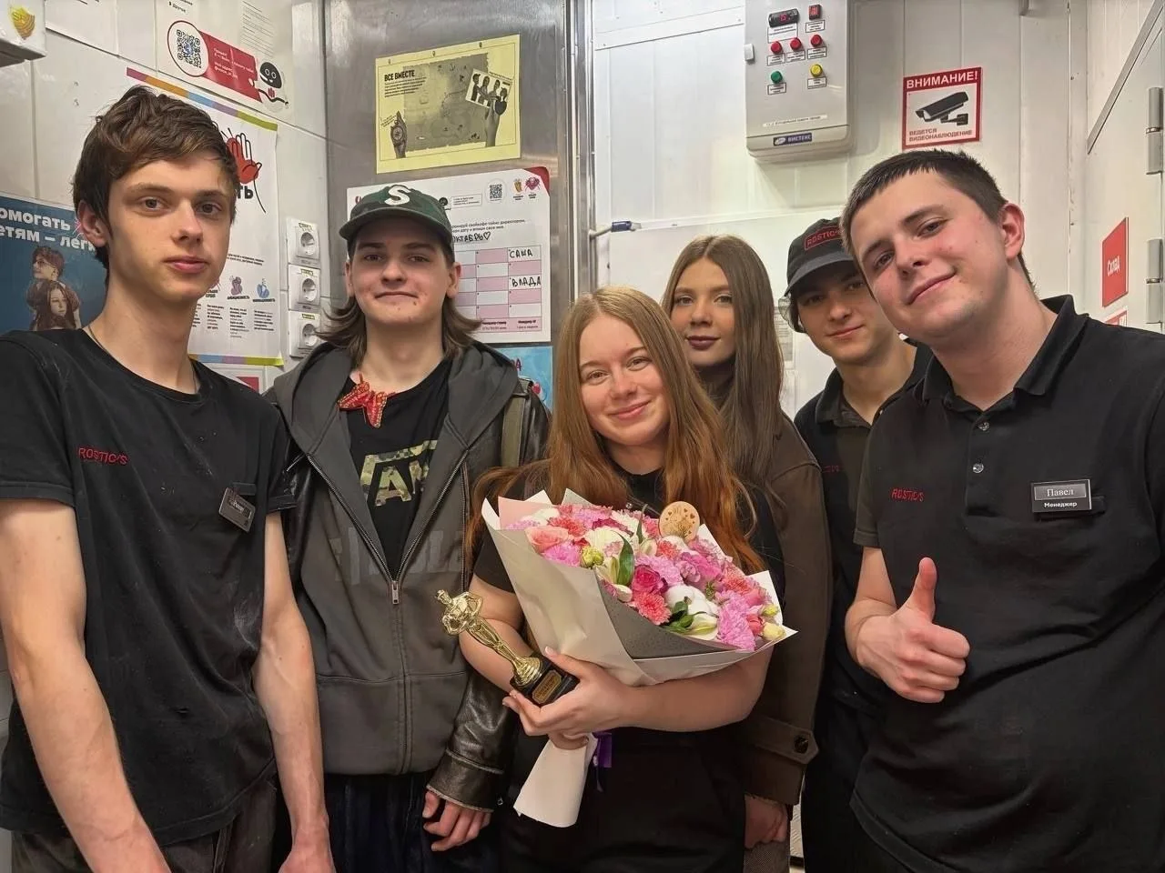 Сегодня поздравили нашу любимую Юлю с Днём учителя!