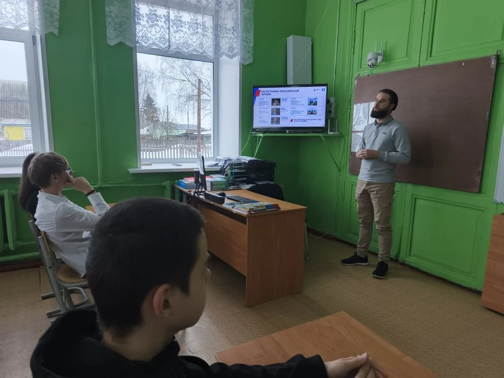Заголовок: 🇷🇺 Герои на защите Родины: важный разговор в нашей школе