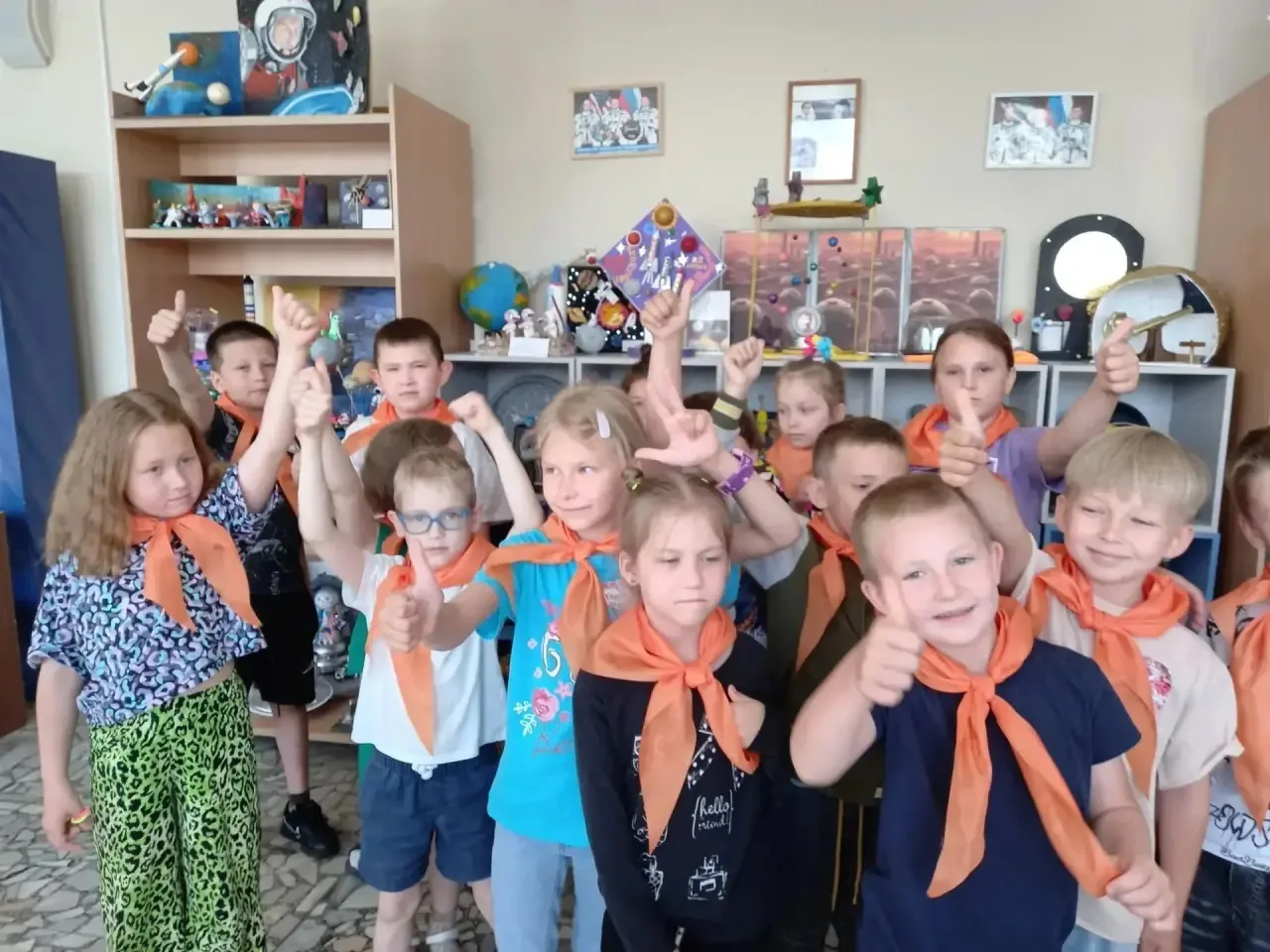 Сегодня на летней площадке был невероятный день — дети побывали в планетарии! 💫 
У всех было такое 