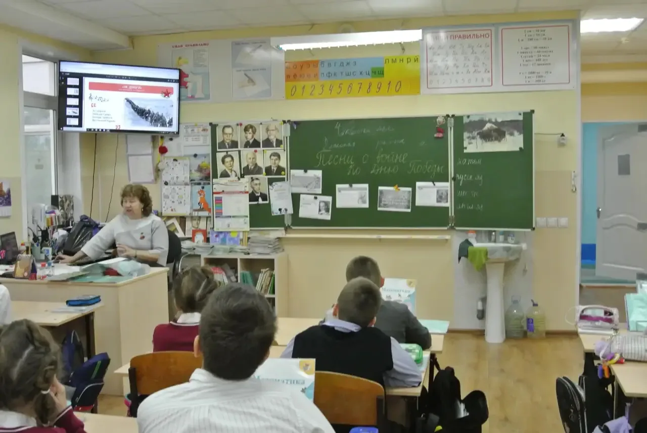 🔔 Утро понедельника, 4 мая 2026 года, в нашей школе началось с традиционной торжественной линейки, п