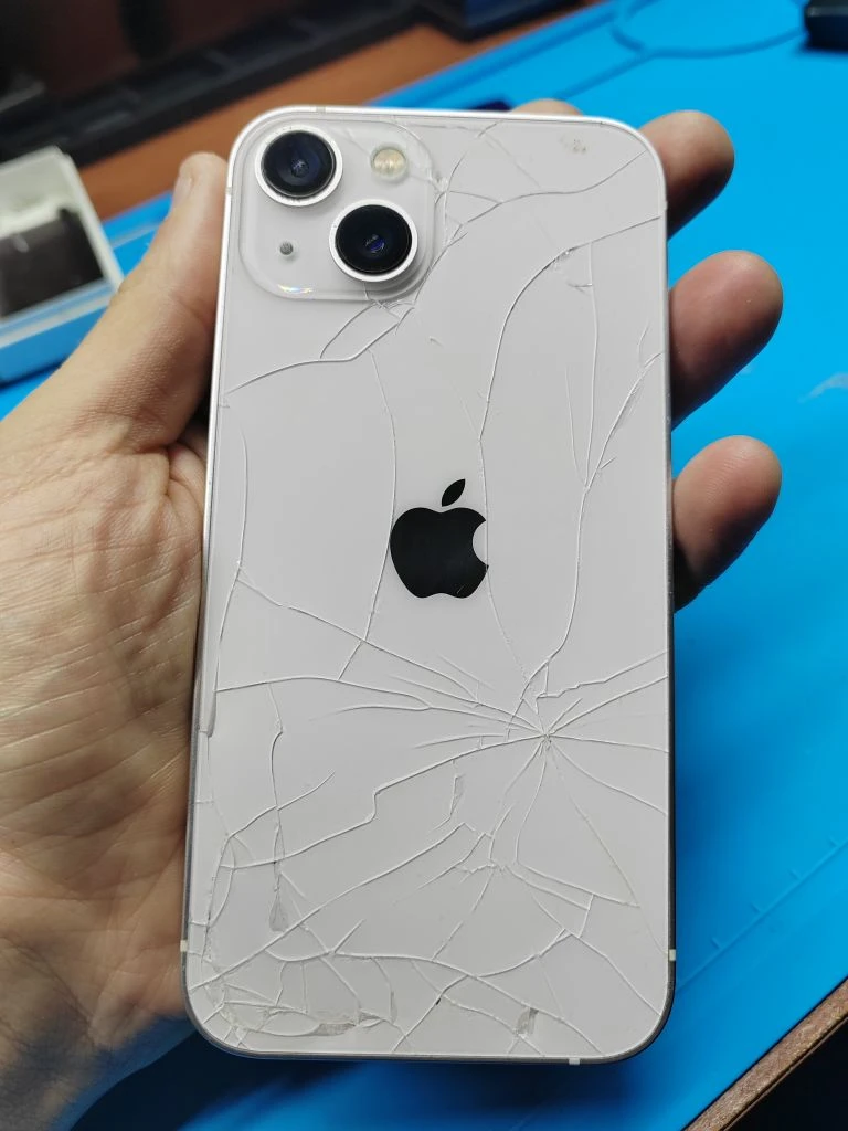 В работе iPhone 13 на замене задней крышки и с неработающим face id. Смартфон восстанов...