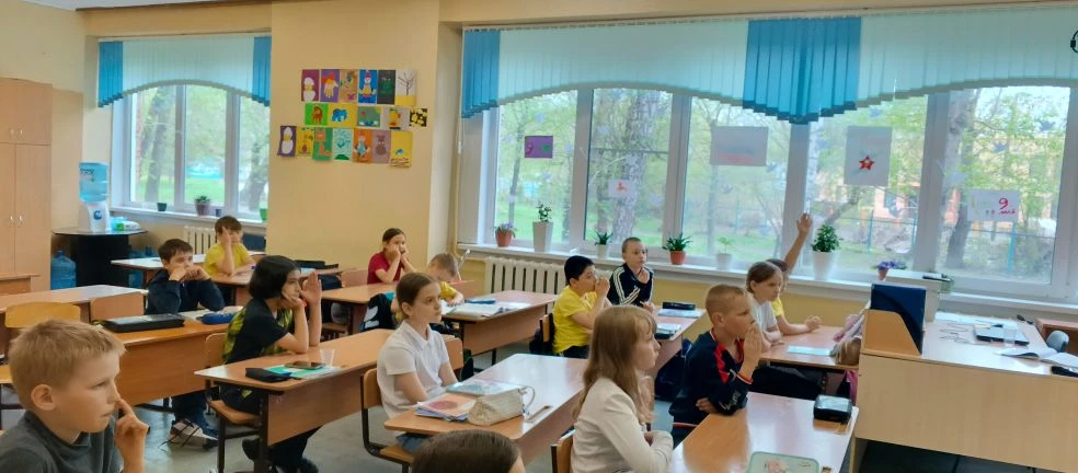 🚔 Сегодня на 4 уроке начальную школу посетили представитель полиции и сотрудники ГИБДД 👮‍♂️🚓  Во вре