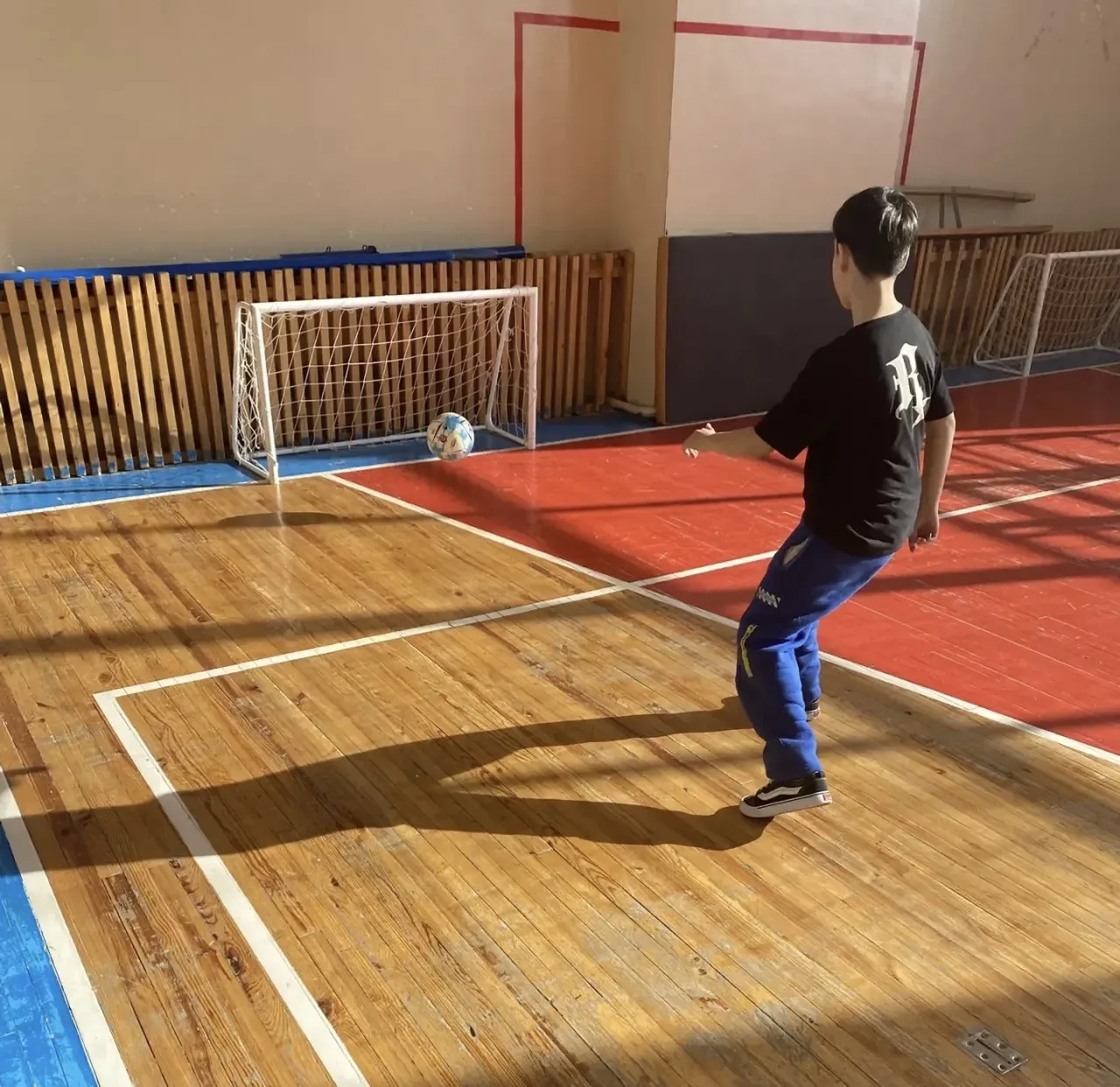 В рамках проекта «Футбол в школе» ⚽️в нашей школе с большим успехом прошла увлекательная спортивная 