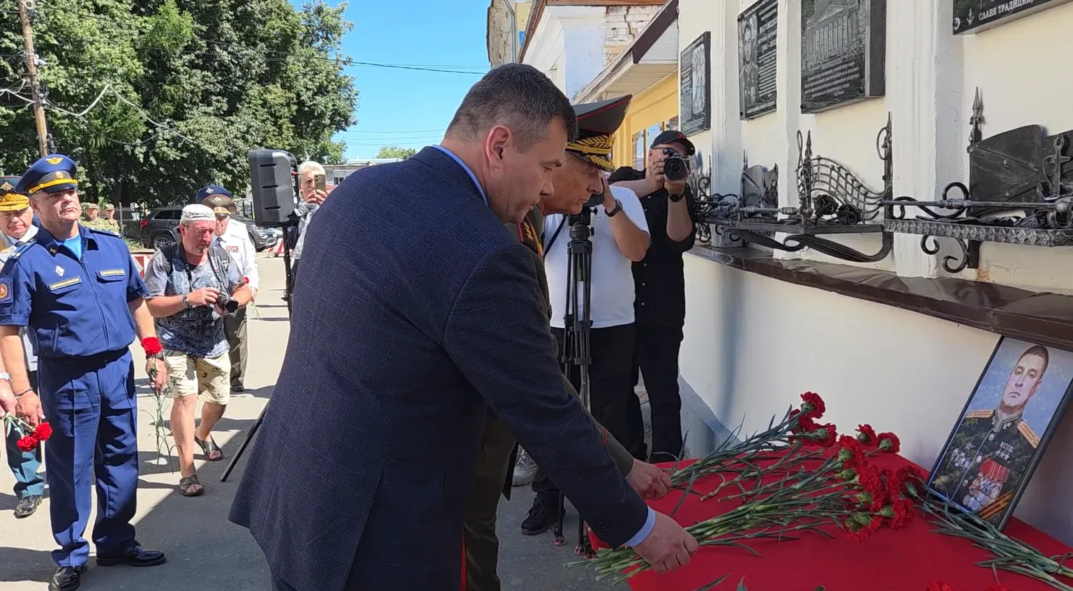 На улице Коломенских курсантов открыли мемориальную доску настоящему Герою, который был образцом муж