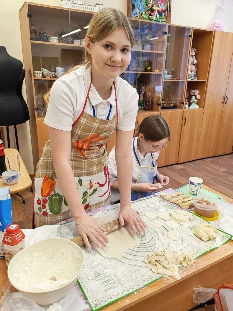 🥟  Пока мальчики осваивают столярное дело, в соседнем кабинете технологии творится самое настоящее к