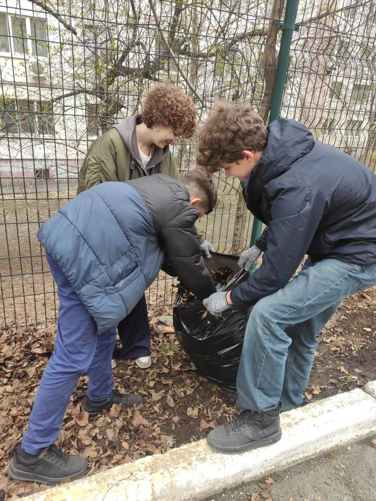 🌳 8Д класс — за чистоту и порядок!  Сегодня ученики 8Д класса дружно вышли на субботник и привели в 