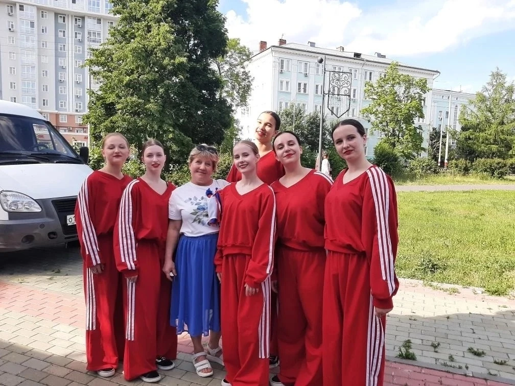 Рядом с нашими красотками их мамы, поддерживают и радуются за успехи девчат.