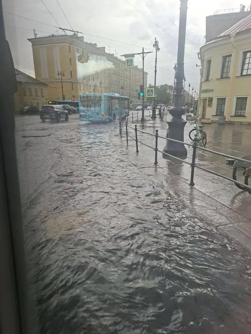 💦 В Петербурге площадь Александра Невского затопило после мощного ливня 

Всего за 20 минут в центр
