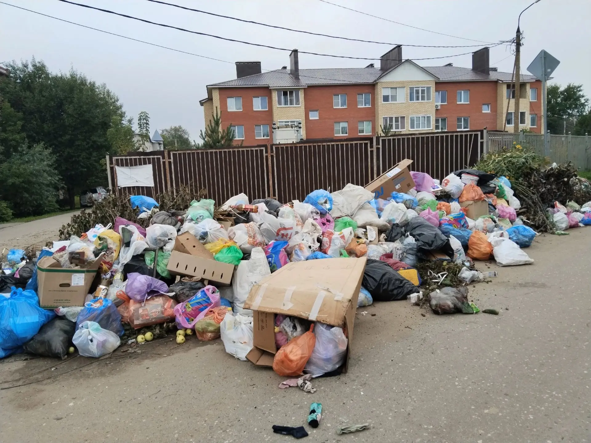 На ул.Полевой даже контейнеров для ТБО нет.Мусор занимает уже проезжую часть,скоро не п...