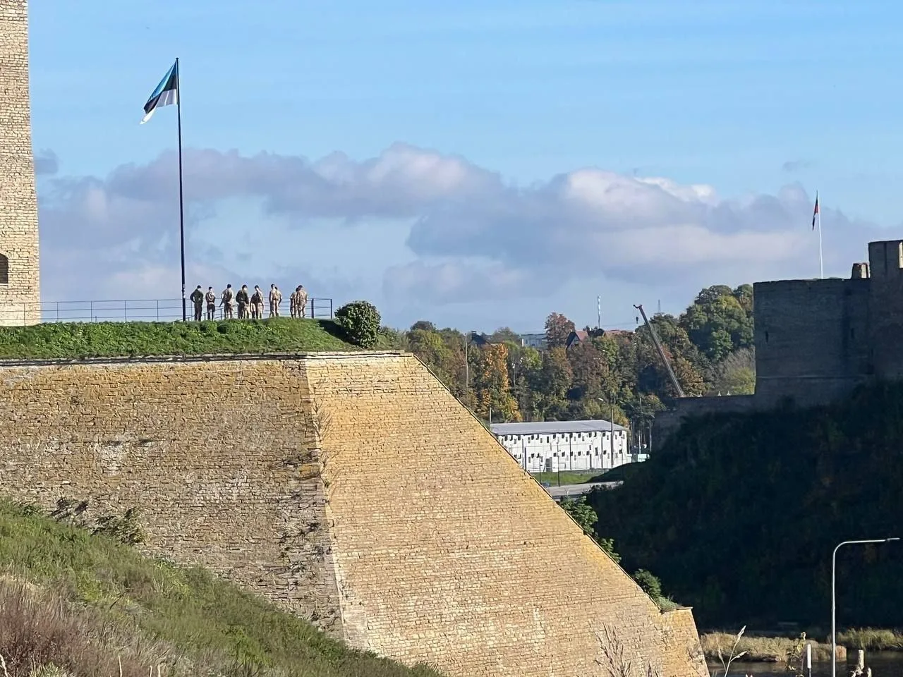 Военные НАТО прибыли на границу с Россией в эстонскую Нарву