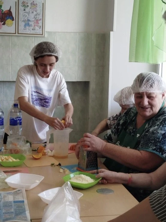 — Готовить ну очень любила. Помню, как в 12 лет сделала первую «селедку под шубой». Боялась так: вдр