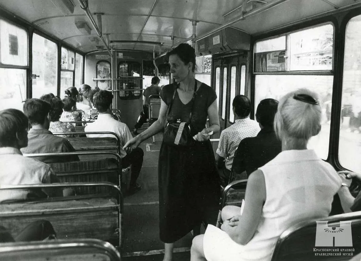 📷 Архивные фото Красноярска: салон троллейбуса в 1990-х.

Представляем вашему вниманию снимок, сдел