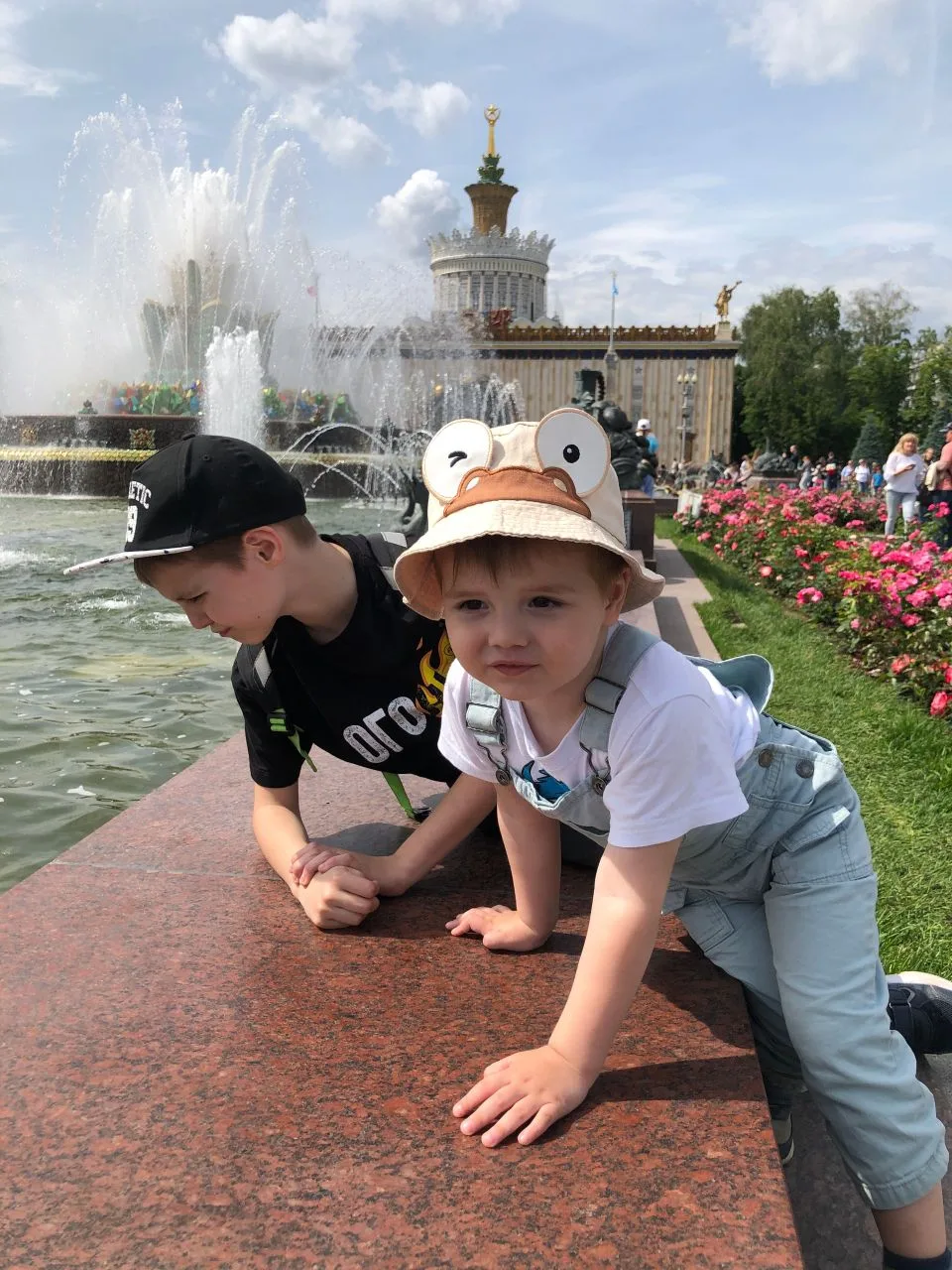 ⛲Открыт сезон! Наша подборка самых красивых и необычных фонтанов города  Брызги, преломляющие солнеч
