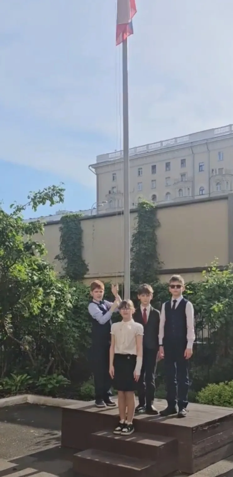 🇷🇺 Равнение на флаг!  🤍 Новую учебную неделю начинаем с традиционной церемонии выноса флага Российск