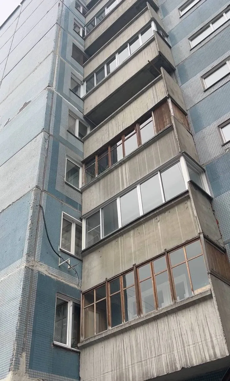 На Горском заметили очень «тесное» расположение окон и балкона😁