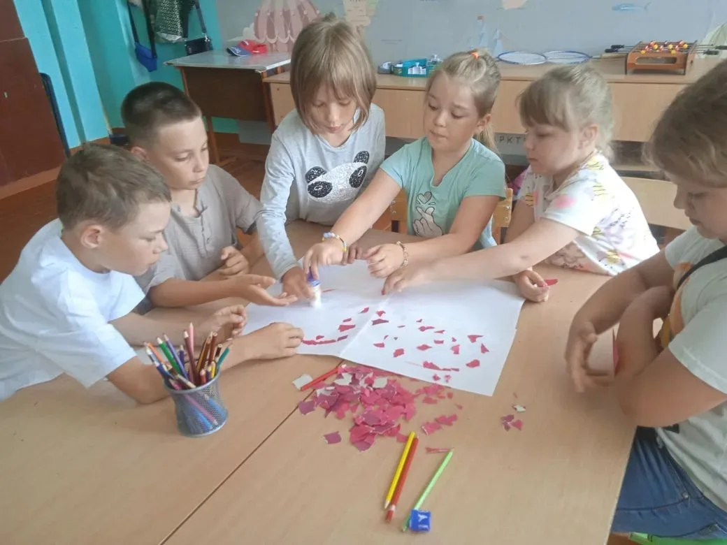 Сегодня ребята ЛОЛ "Солнышко" были заняты в творческой игре "Поделись улыбкою своей".
#МАОУ_СОШселаР