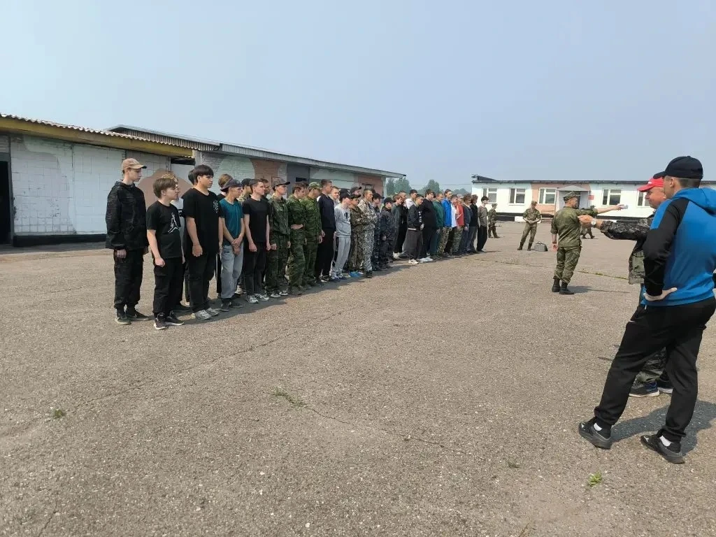 Военная выучка на земле сибирской: в Ужуре прошли сборы для десятиклассников
Сегодня в городе Ужур с