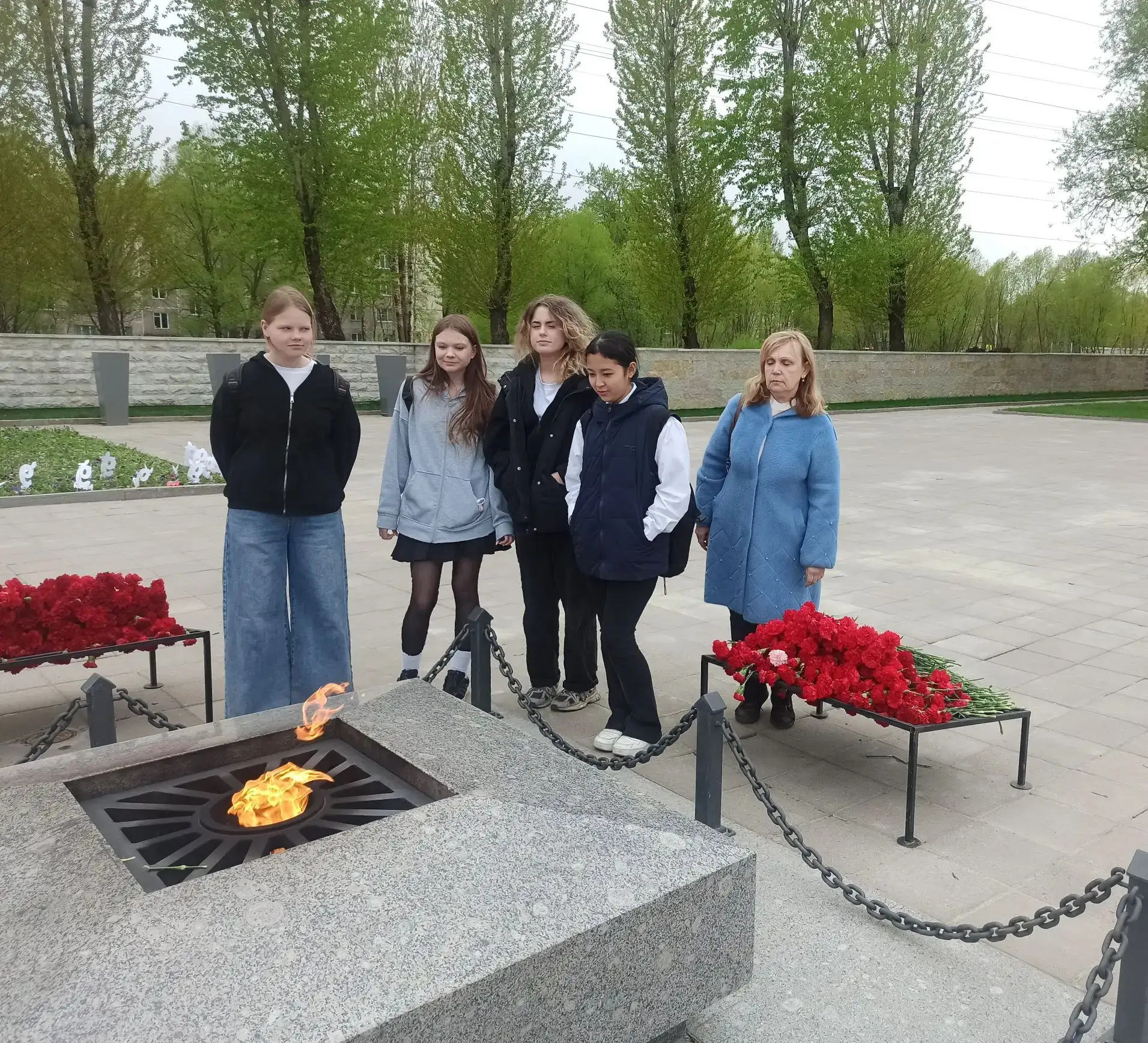 Сегодня ученики 7 «Б» класса приняли участие в патриотической акции «Гвоздика памяти». Ребята посети