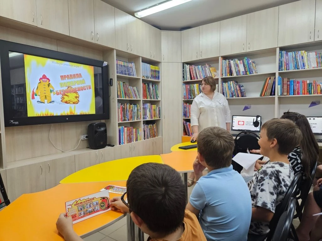 Стоп урок «МЧС в кадре», который состоялся 28 июля в Величаевской библиотеке для ребят из лагеря с д