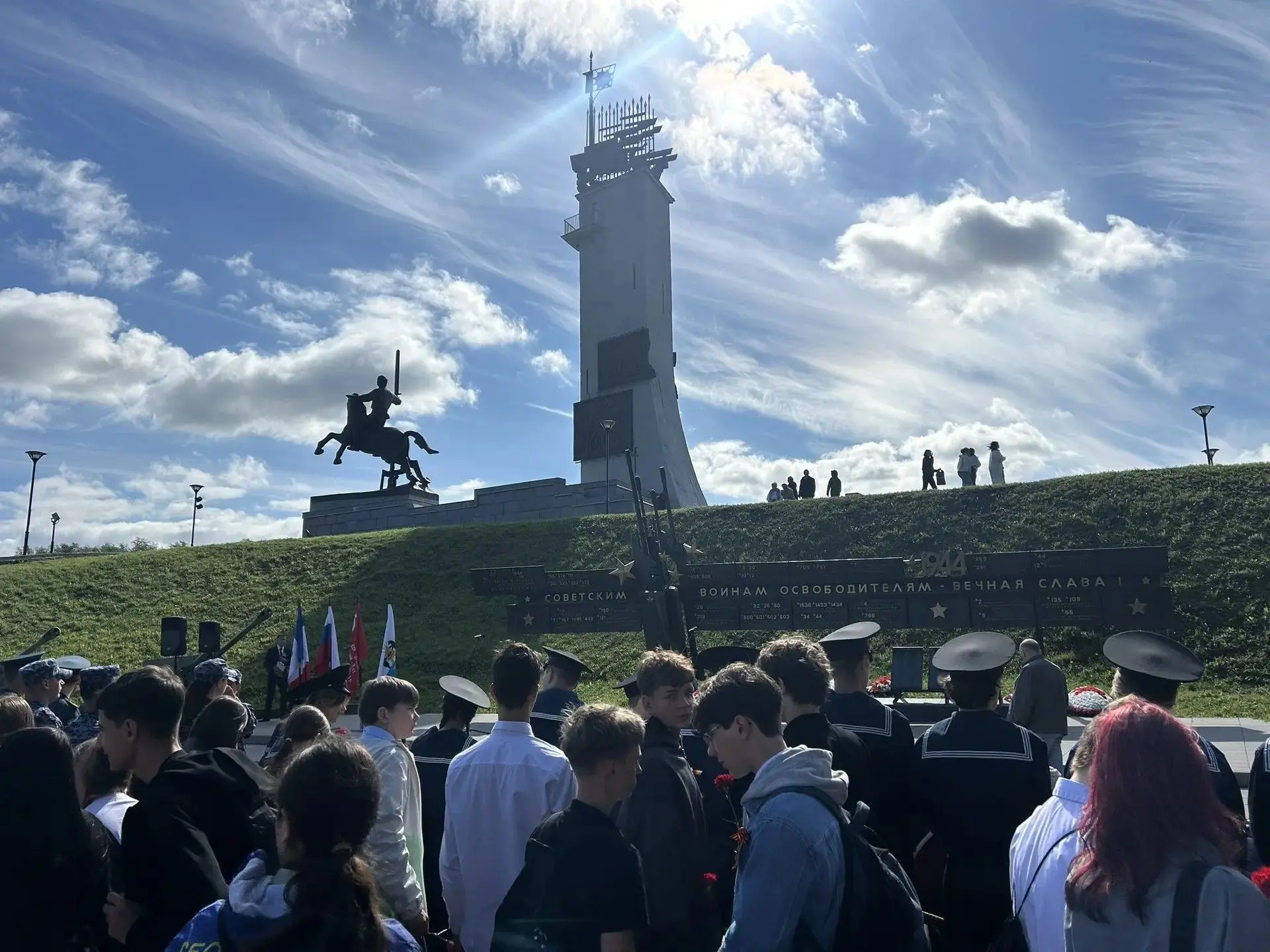 🇷🇺🕊Сегодня наш 9 класс принял участие в памятной Акции Единства и памяти у Монумента...