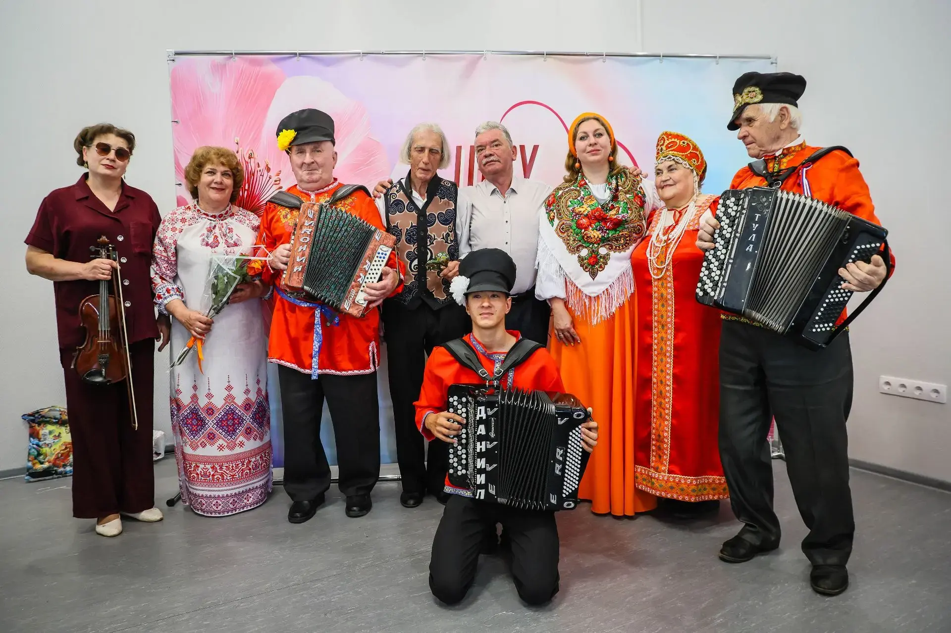 🎼 «Гармонь, ложки, балалайка – заиграй-ка, запевай-ка!»
 
Новый выпуск «Шоу Бондаренко» увидели сег