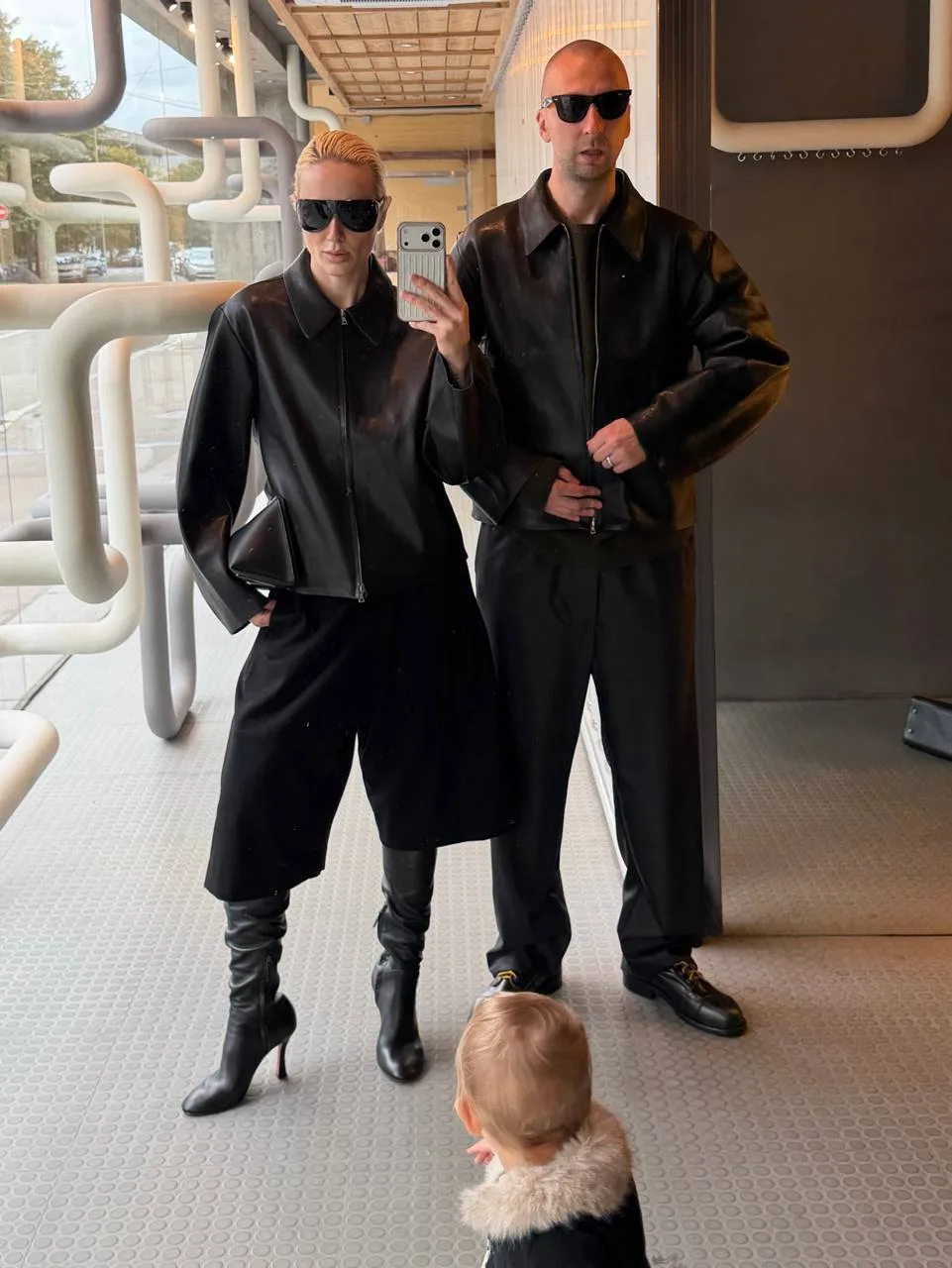 Идеальные «family outfit» у Вики Салават с мужем Александром и дочкой Авророй.