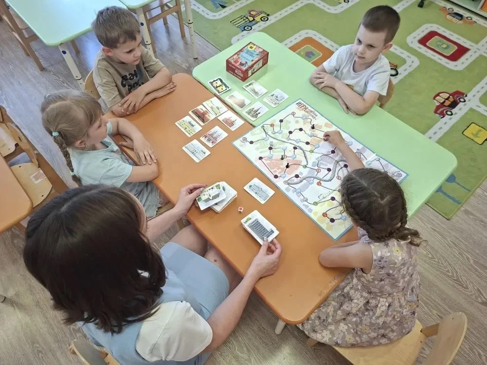 В преддверии праздника Дня России в старшей группе "Солнышко" прошло тематическое занятие.
Цель: фор