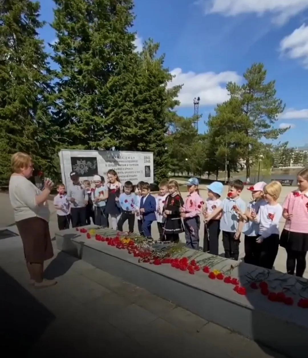 🕯️ «Орлята России» возложили цветы к Вечному огню🌷  В преддверии великого праздника День Победы🌟, на