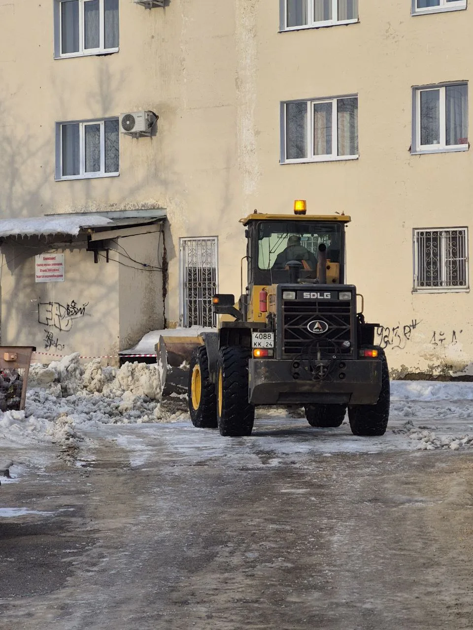 Уборка снега продолжается