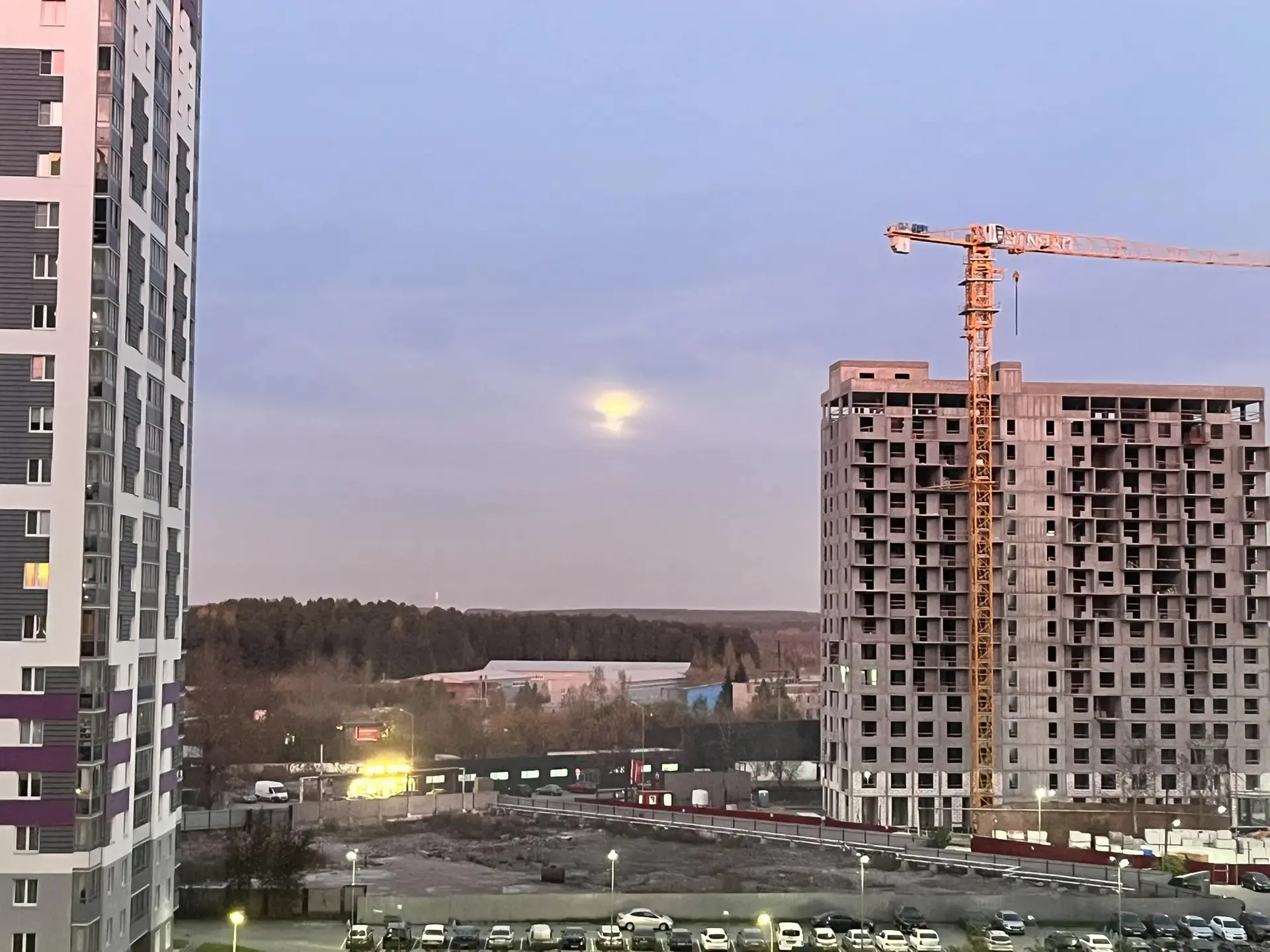 На улице дождливая, холодная погода, всем тепло одеваться и кутаться в одеялко!