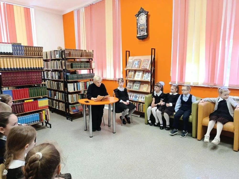 Продолжена реализация проекта "Читающая семья"  В конце учебной недели первоклассники снова принимал