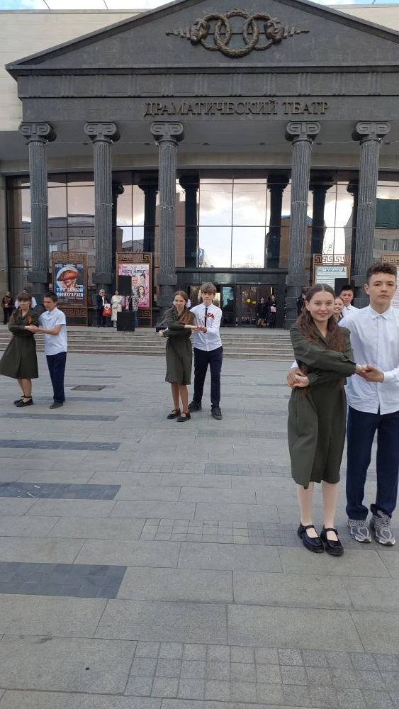 Ученики школы и хореографическая студия "Соцветие" - участники общегородской акции "Вальс Победы" Ре